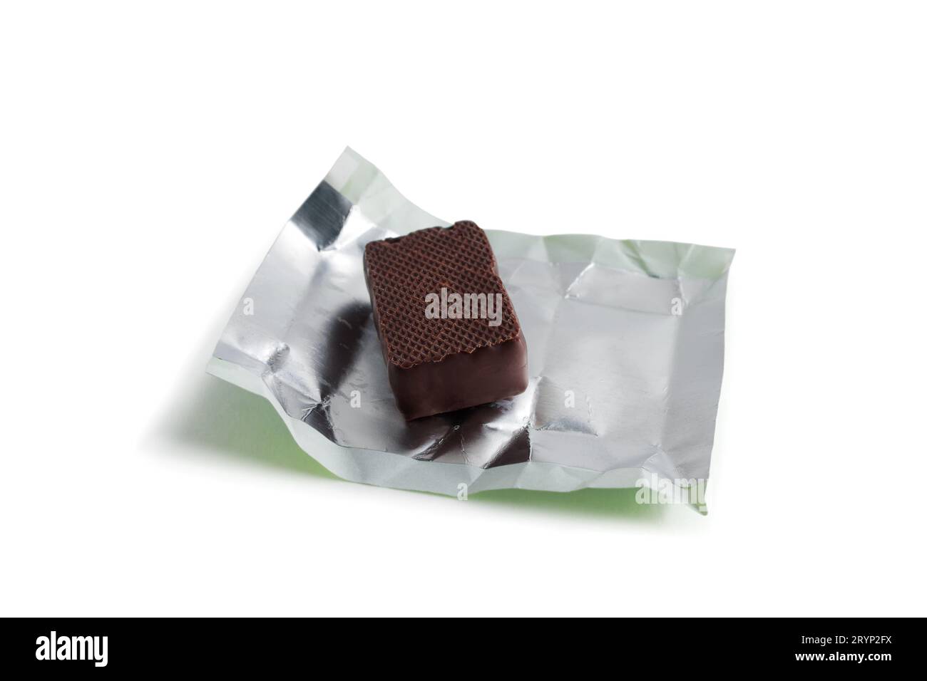 Unverpackte Schokoladenbonbons. Nahaufnahme. Isoliert auf weißem Hintergrund. Stockfoto