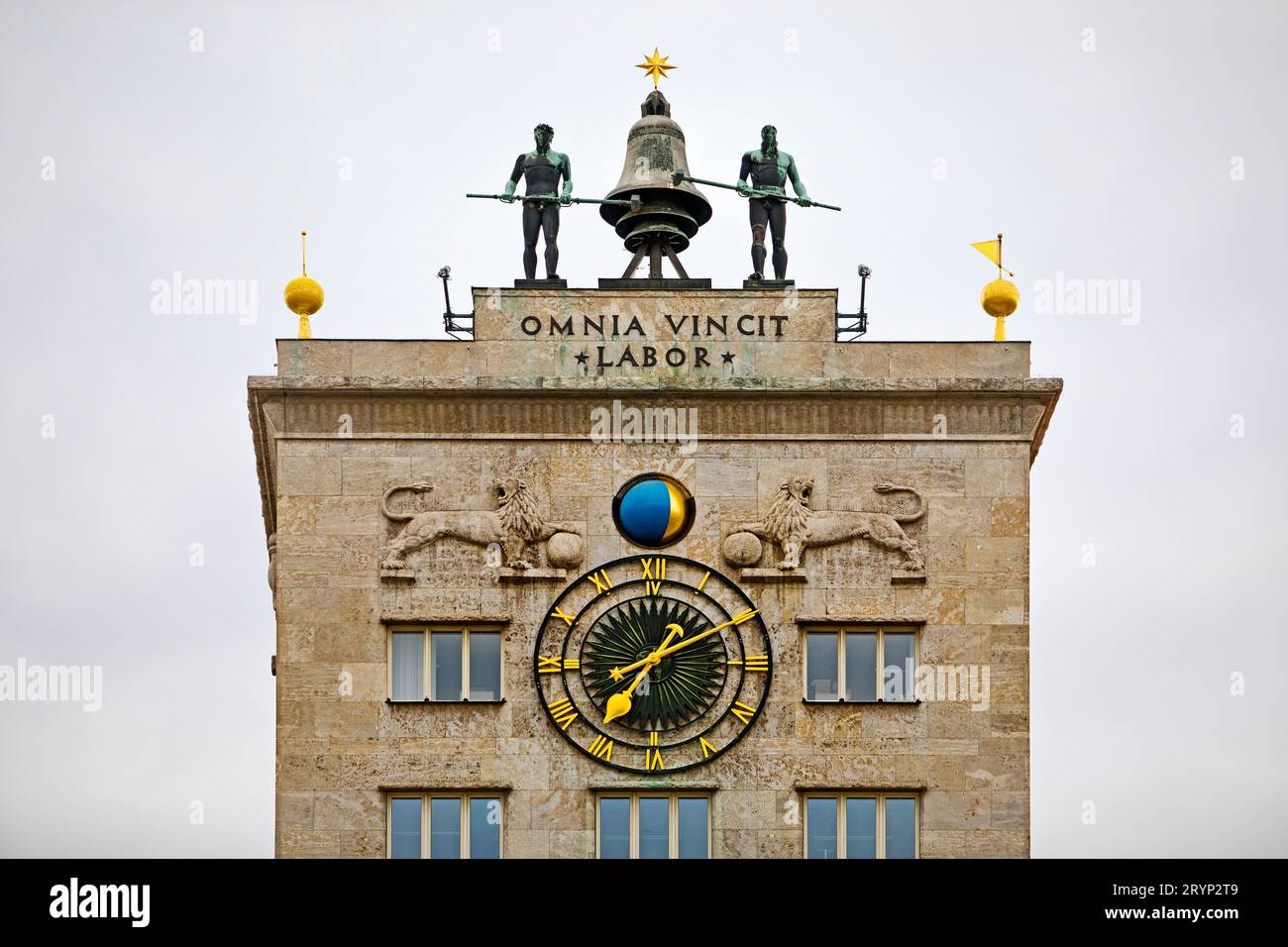 Uhrenturm, Turmuhr und Schlagwerk mit Glockenleuten, Krochhochhaus, Sachsen, Deutschland, Europa Stockfoto