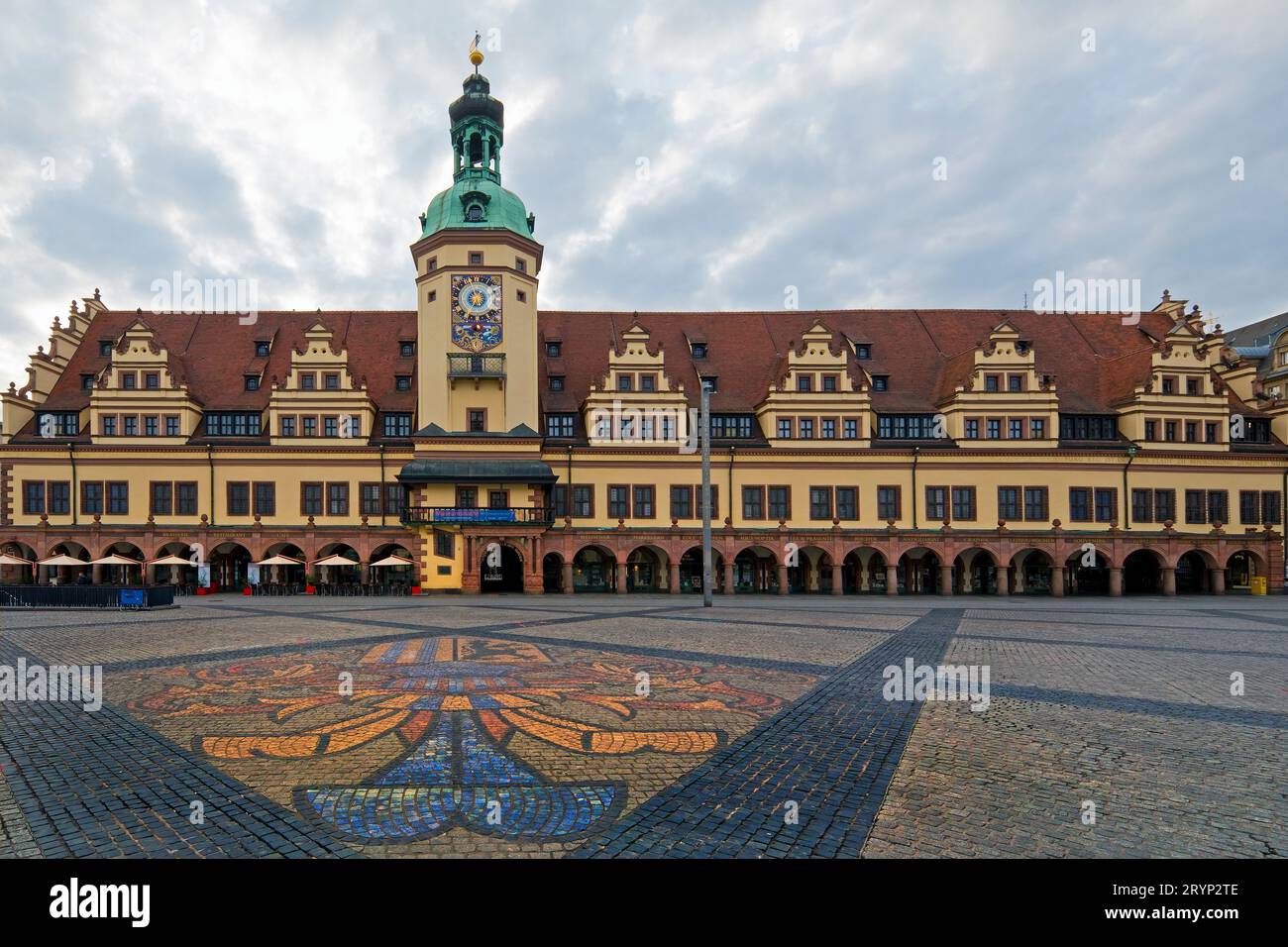 Leipziger Markt mit Stadtwappen auf dem Bürgersteig vor dem alten Rathaus, Deutschland, Europa Stockfoto