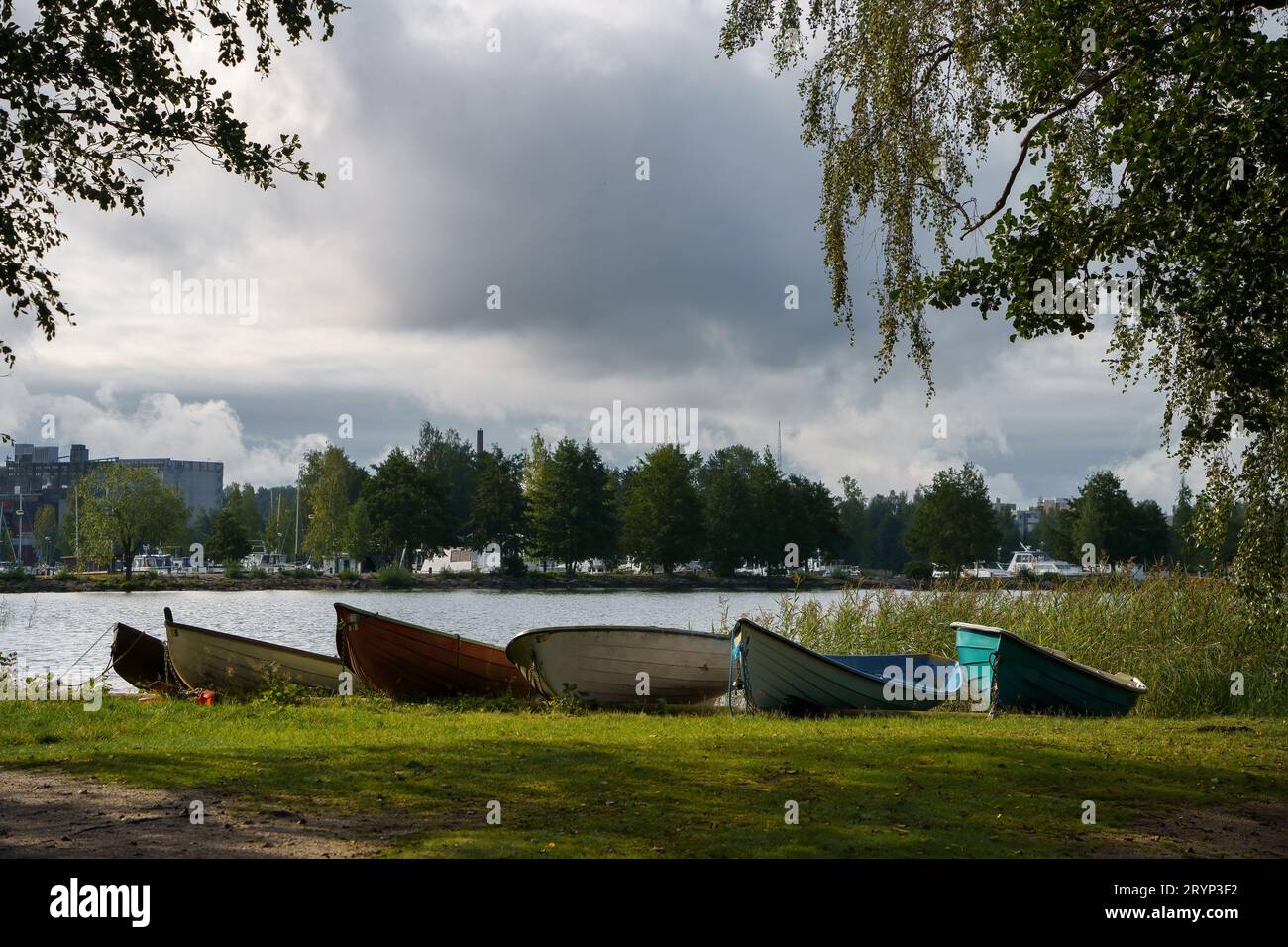 Gruppe kleiner Ruderboote am Strand in Lahti, Finnland. Stockfoto