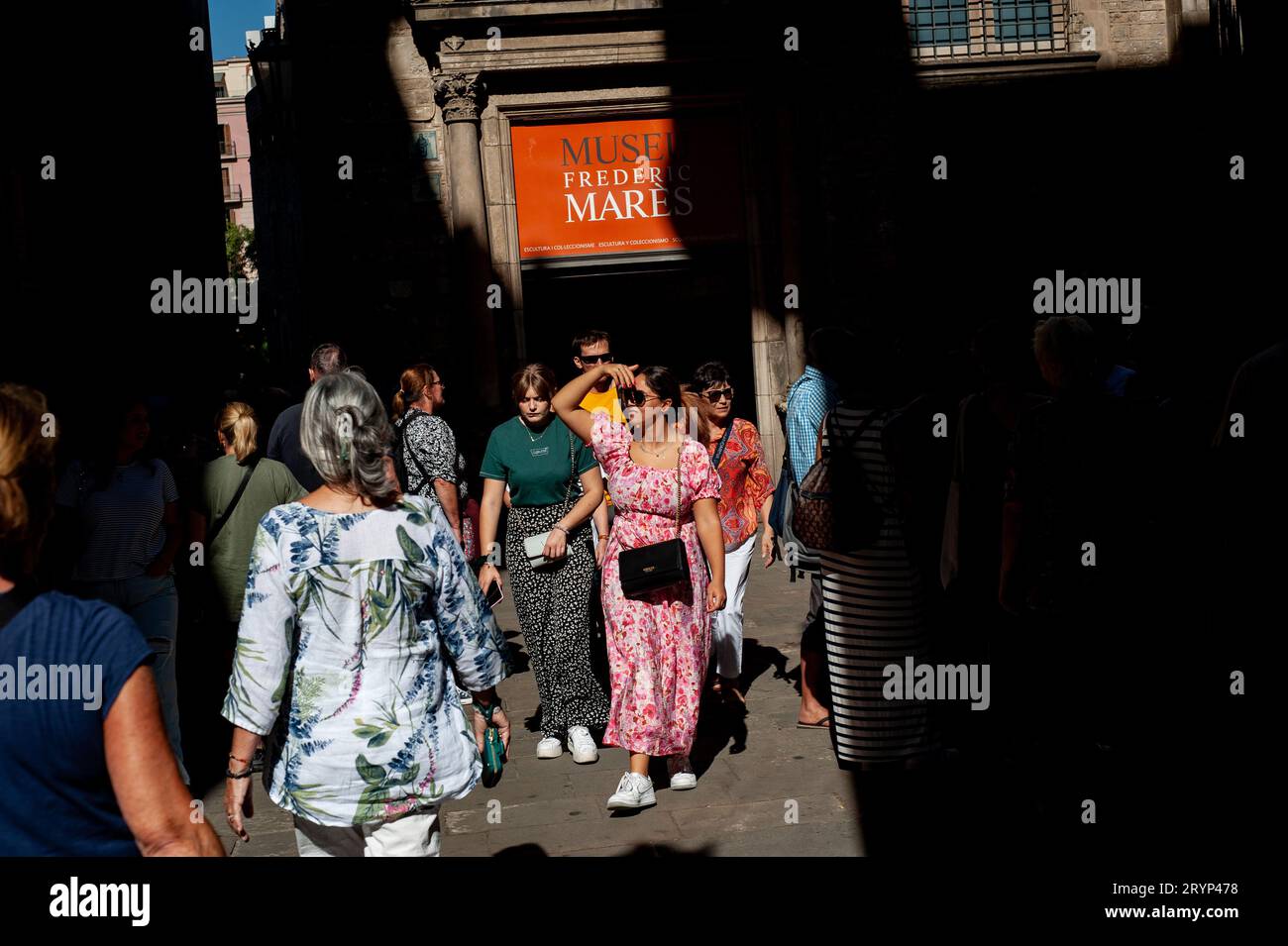 Im gotischen Viertel tummeln sich Besucher auf Barcelonas Straßen im Stadtzentrum. Stockfoto