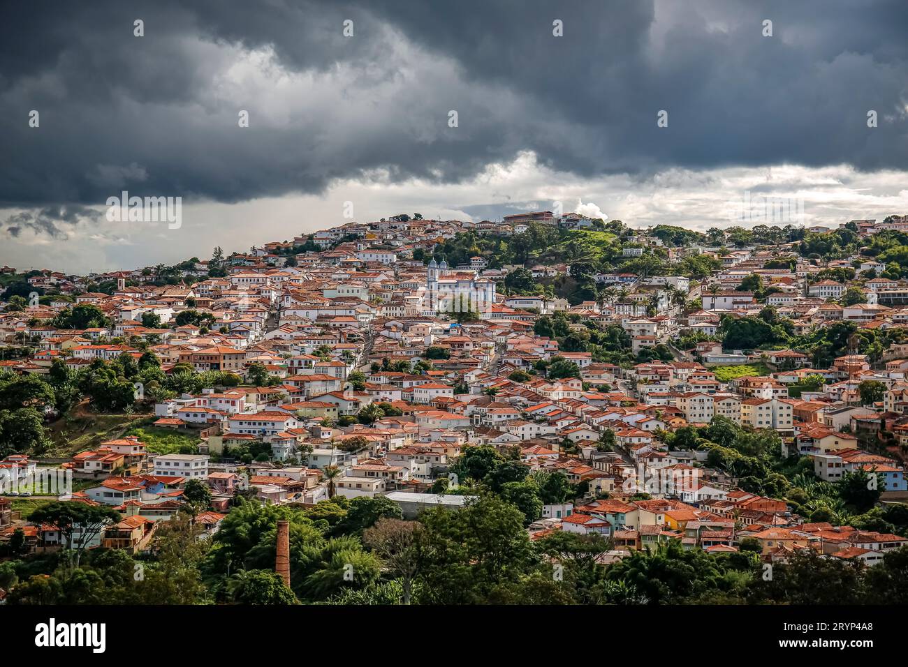 Aus der Vogelperspektive mit Sonnenschein über dem historischen Stadtzentrum und dramatischen dunklen Wolken am Himmel, Diamant Stockfoto