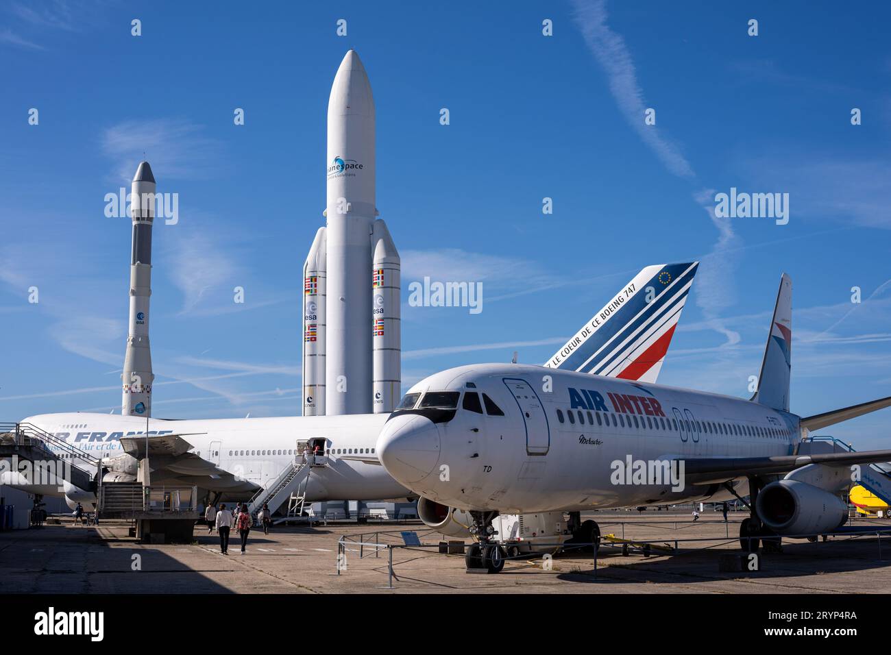 Flugzeuge und Modelle der europäischen Raketen Ariane 5 und Ariane 1 wurden auf dem Rollfeld des französischen Luft- und Raumfahrtmuseums im Flughafen Le Bourget ausgestellt. Stockfoto