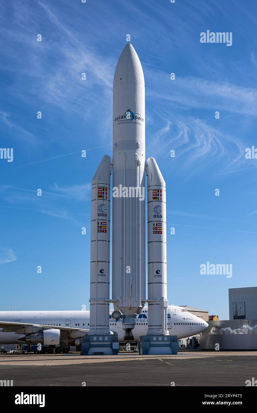 Modell eines europäischen Raketenwerfers Ariane 5, ausgestellt im französischen Luft- und Raumfahrtmuseum in Paris-Le Bourget Airport. Stockfoto