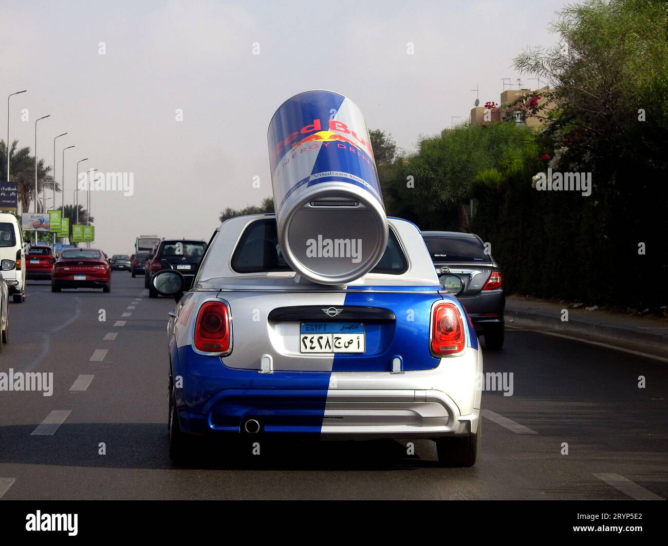 Kairo, Ägypten, 20. September 2023: Ein kleiner MINI Cooper mit einer großen Red Bull Dose auf der Rückseite, Red Bull MINI's wurden auf der ganzen Welt als Promo verwendet Stockfoto