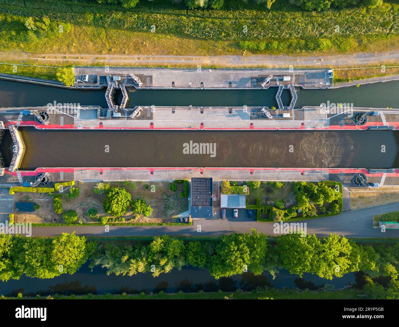 DUFFEL, LIER, BELGIEN, 31. MAI 2023, aus der Vogelperspektive oder von oben nach unten auf die Flussschleuse zwischen dem Nete-Kanal und dem Nete-Fluss Stockfoto