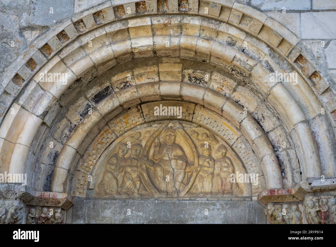 Tympanon mit Bildnis Christi in Majestät in seiner Mandorla und den vier Evangelisten, Basilika Saint-Just de Valcabrère, 12. Jahrhundert, Comminges, Französisch Stockfoto