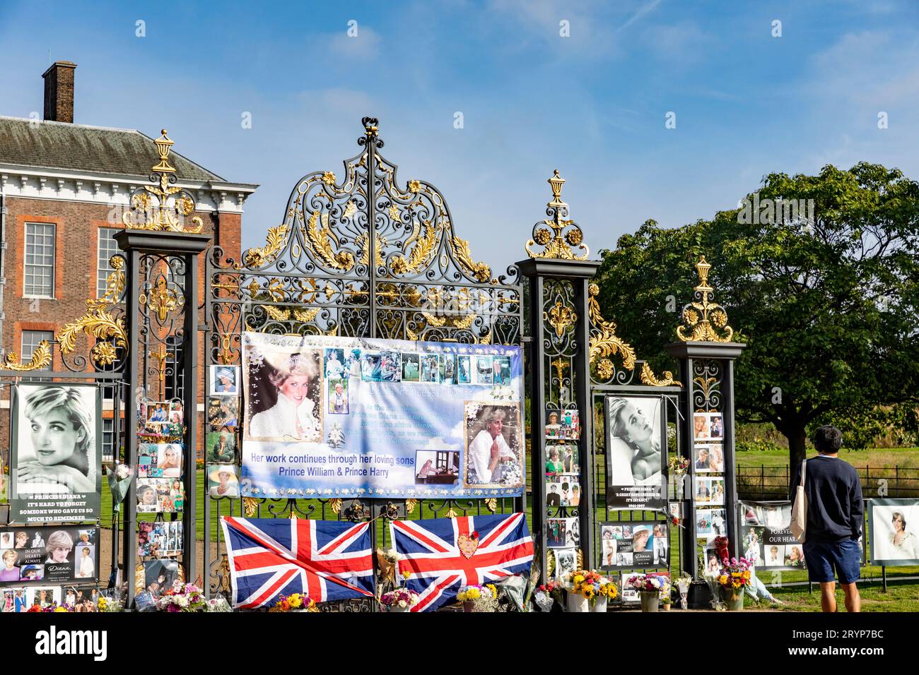 Kensington Place London Blumen Tribut an den Jahrestag des Todes von Prinzessin Diana am 31. August 1997, London, England, 2023 Stockfoto