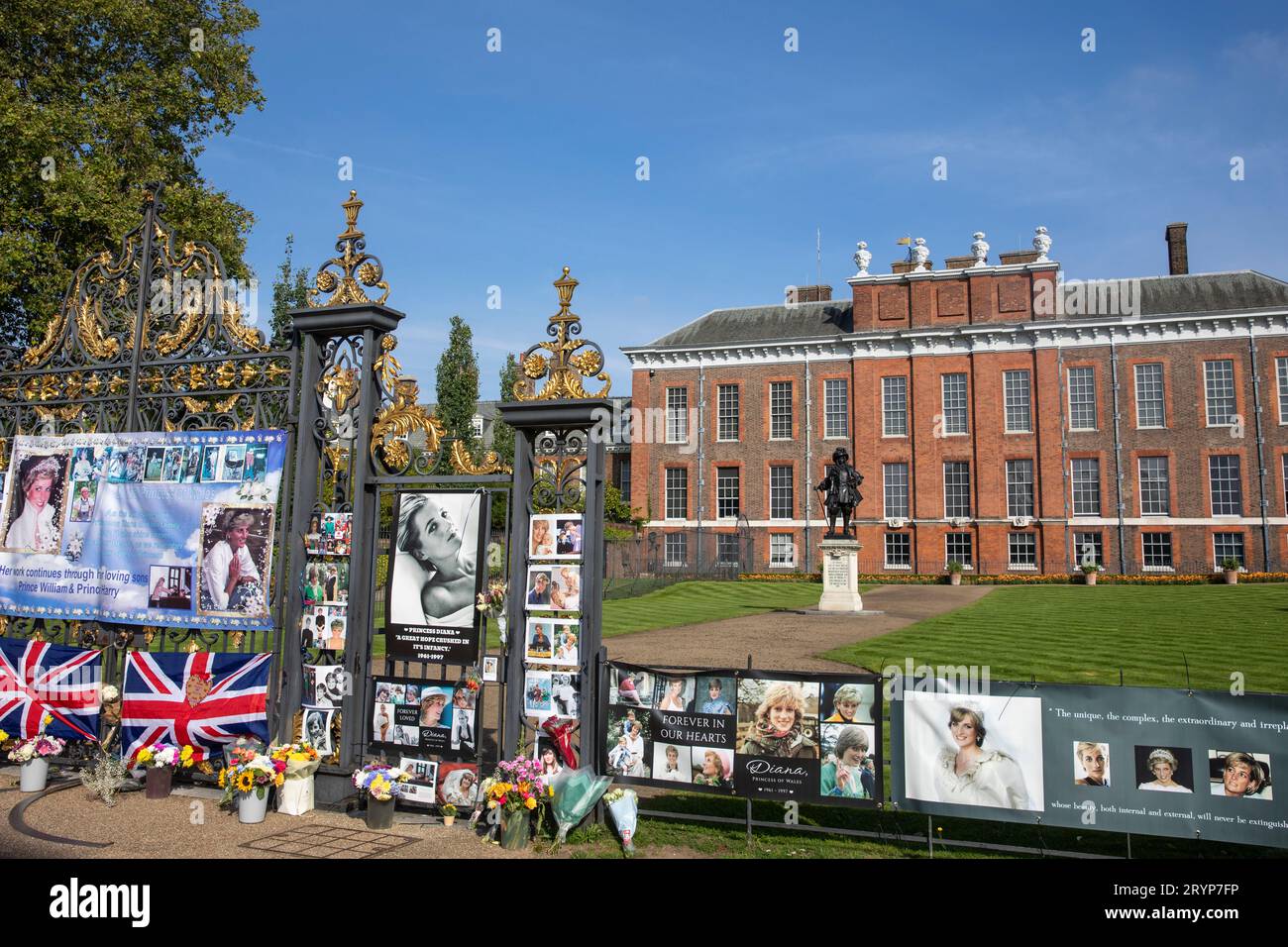 Kensington Place London Blumen Tribut an den Jahrestag des Todes von Prinzessin Diana am 31. August 1997, London, England, 2023 Stockfoto