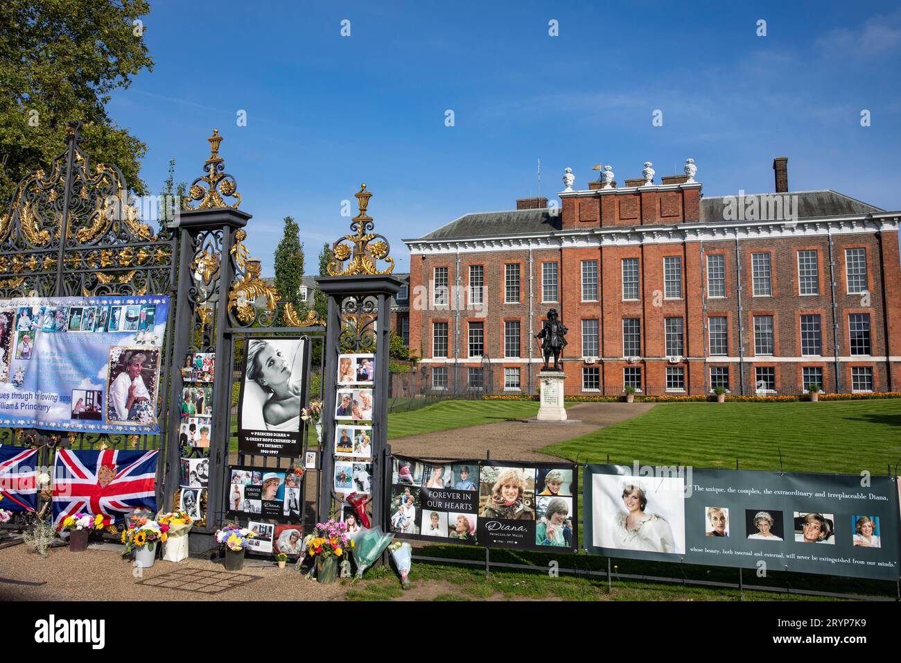 Kensington Place London Blumen Tribut an den Jahrestag des Todes von Prinzessin Diana am 31. August 1997, London, England, 2023 Stockfoto