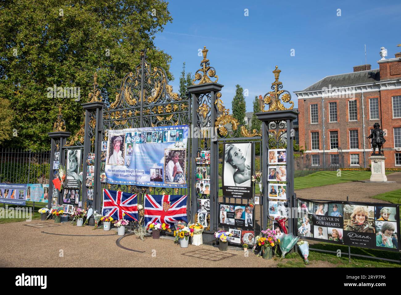 Kensington Place London Blumen Tribut an den Jahrestag des Todes von Prinzessin Diana am 31. August 1997, London, England, 2023 Stockfoto