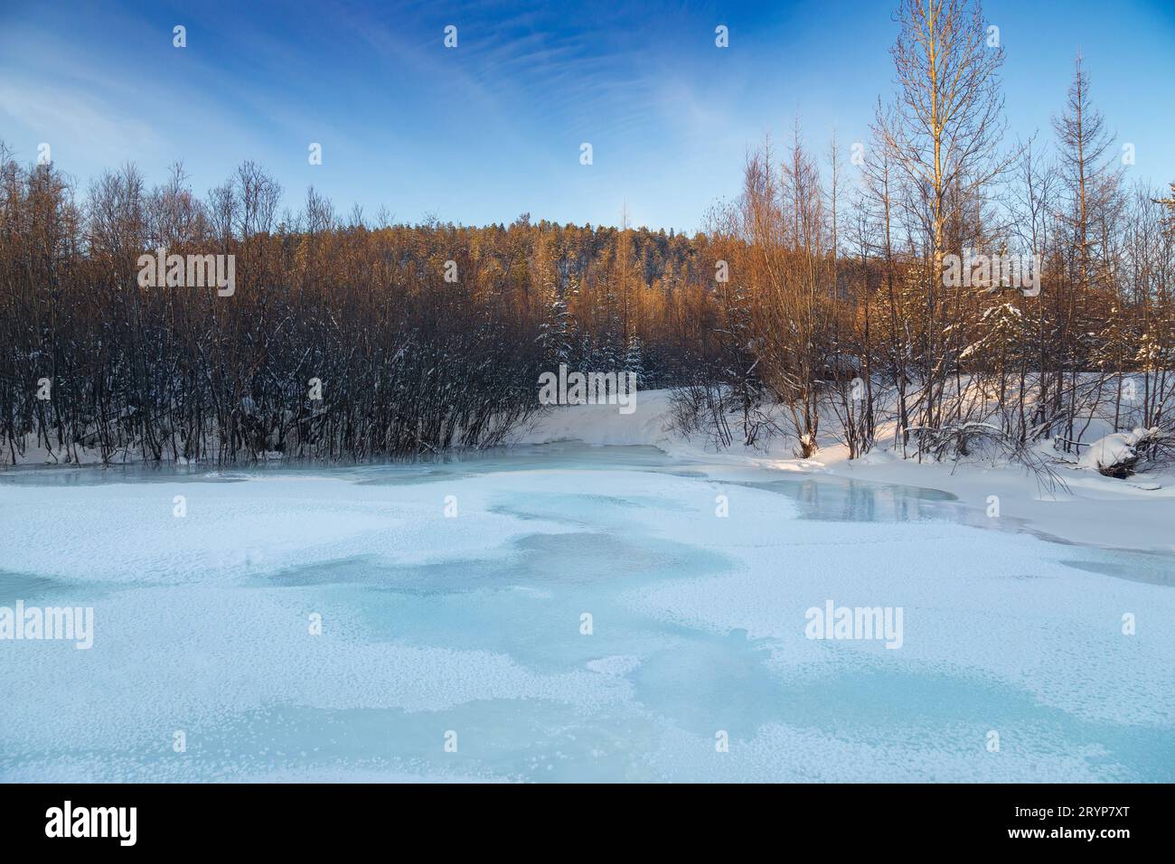 Frazil auf einem kleinen Fluss in Süd-Yakutia, Russland. Abendliche Winterlandschaft Stockfoto