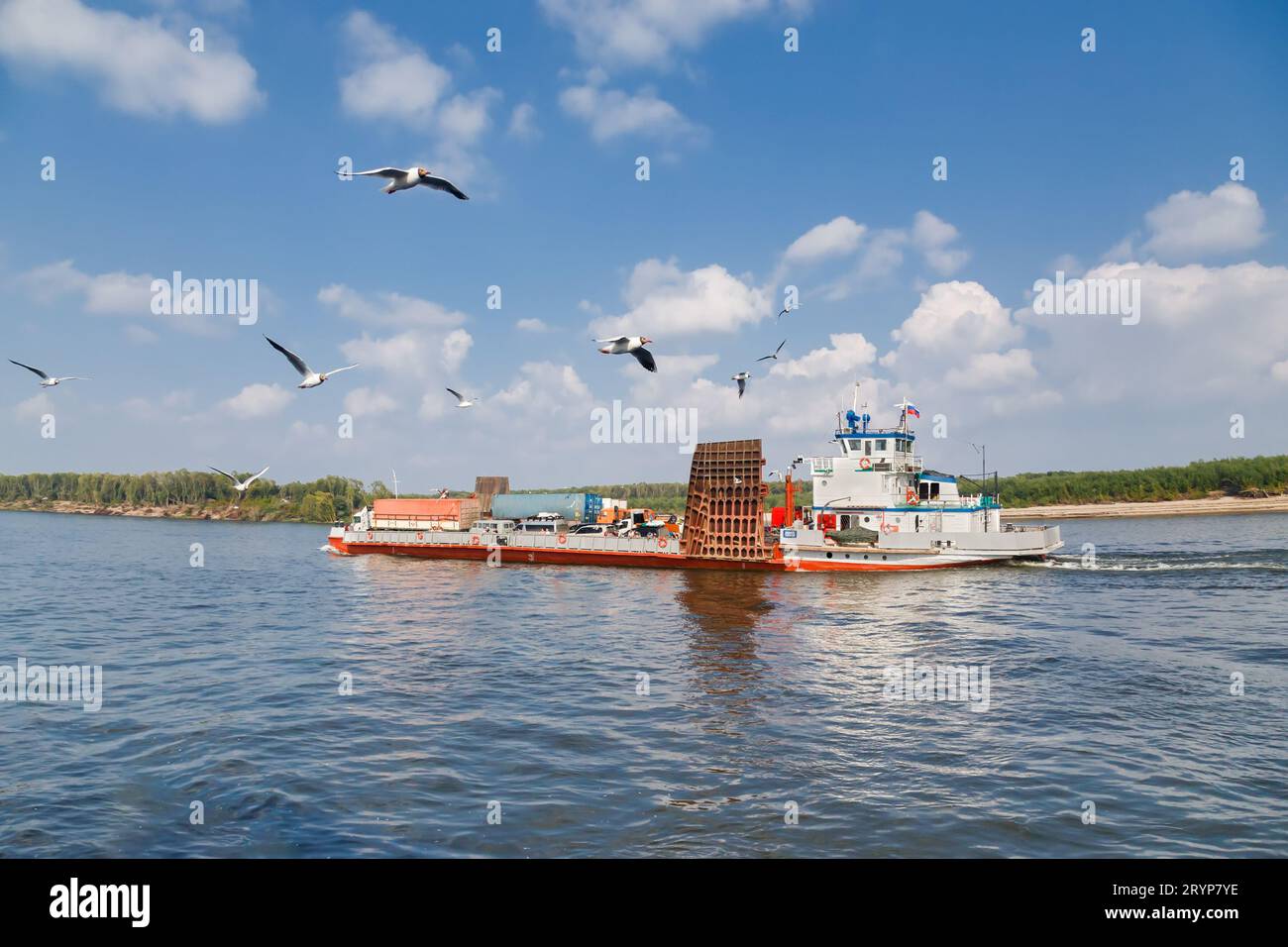 Frachtfähre auf dem Fluss Lena in Jakutia, Russland Stockfoto
