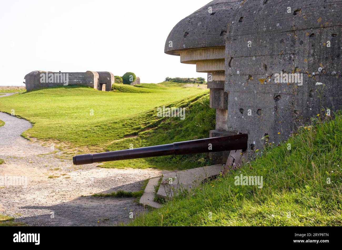 Zwei Bunker, die eine 150-mm-Kanone in der Longues-sur-Mer-Batterie in der Normandie halten, eine deutsche Küstenartillerie-Batterie aus dem Zweiten Weltkrieg, die Teil der Atlantischen Mauer ist. Stockfoto