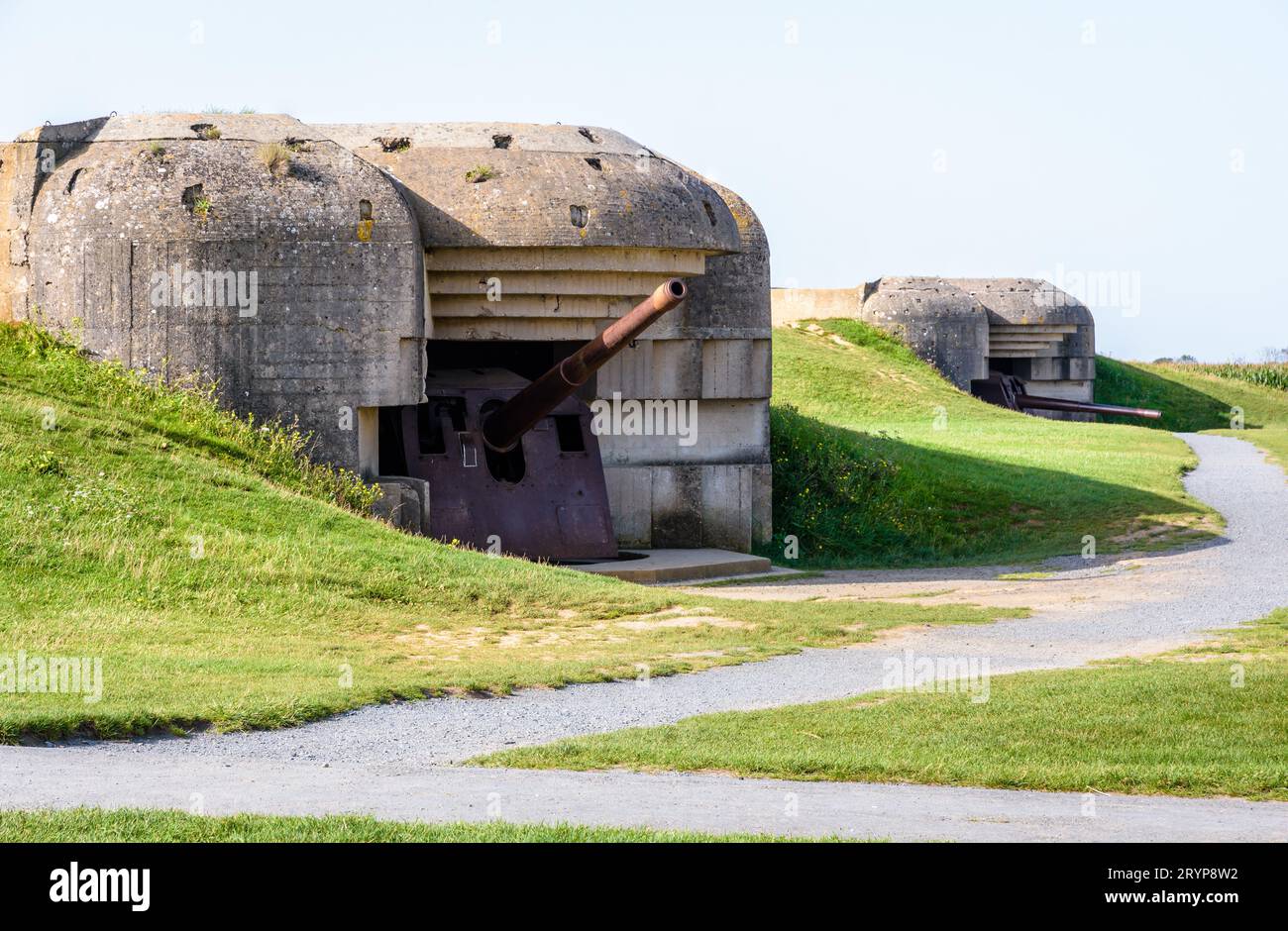 Zwei Bunker, die eine 150-mm-Kanone in der Longues-sur-Mer-Batterie in der Normandie halten, eine deutsche Küstenartillerie-Batterie aus dem Zweiten Weltkrieg, die Teil der Atlantischen Mauer ist. Stockfoto