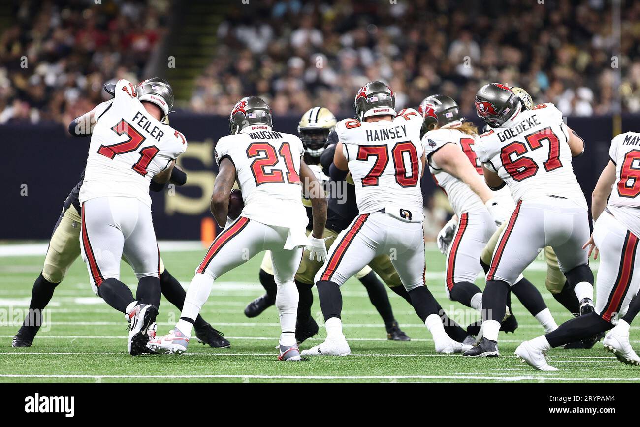 New Orleans, USA. Oktober 2023. Die Offensive Line der Tampa Bay Buccaneers trifft auf die Verteidigungslinie der New Orleans Saints während eines Spiels der National Football League im Caesars Superdome in New Orleans, Louisiana, am Sonntag, den 1. Oktober 2023. (Foto: Peter G. Forest/SIPA USA) Credit: SIPA USA/Alamy Live News Stockfoto