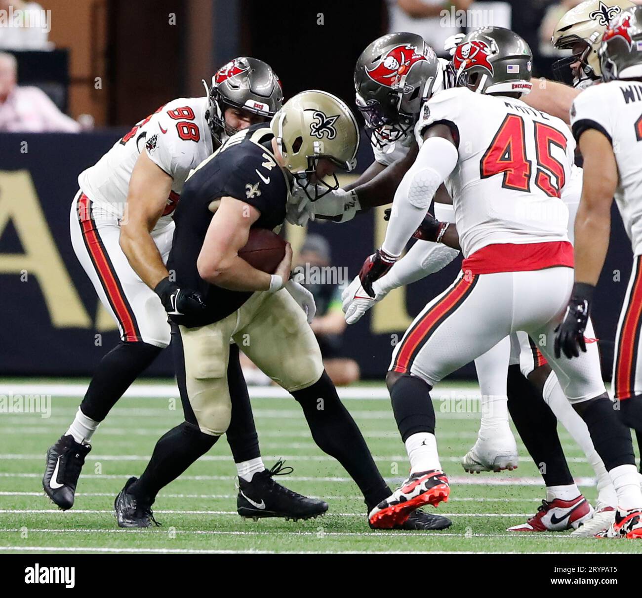 New Orleans, USA. Oktober 2023. New Orleans Saints Quarterback Taysom Hill (7) stürmt am Sonntag, den 1. Oktober 2023, bei einem Spiel der National Football League im Caesars Superdome in New Orleans, Louisiana, um etwas Gardage zu holen. (Foto: Peter G. Forest/SIPA USA) Credit: SIPA USA/Alamy Live News Stockfoto