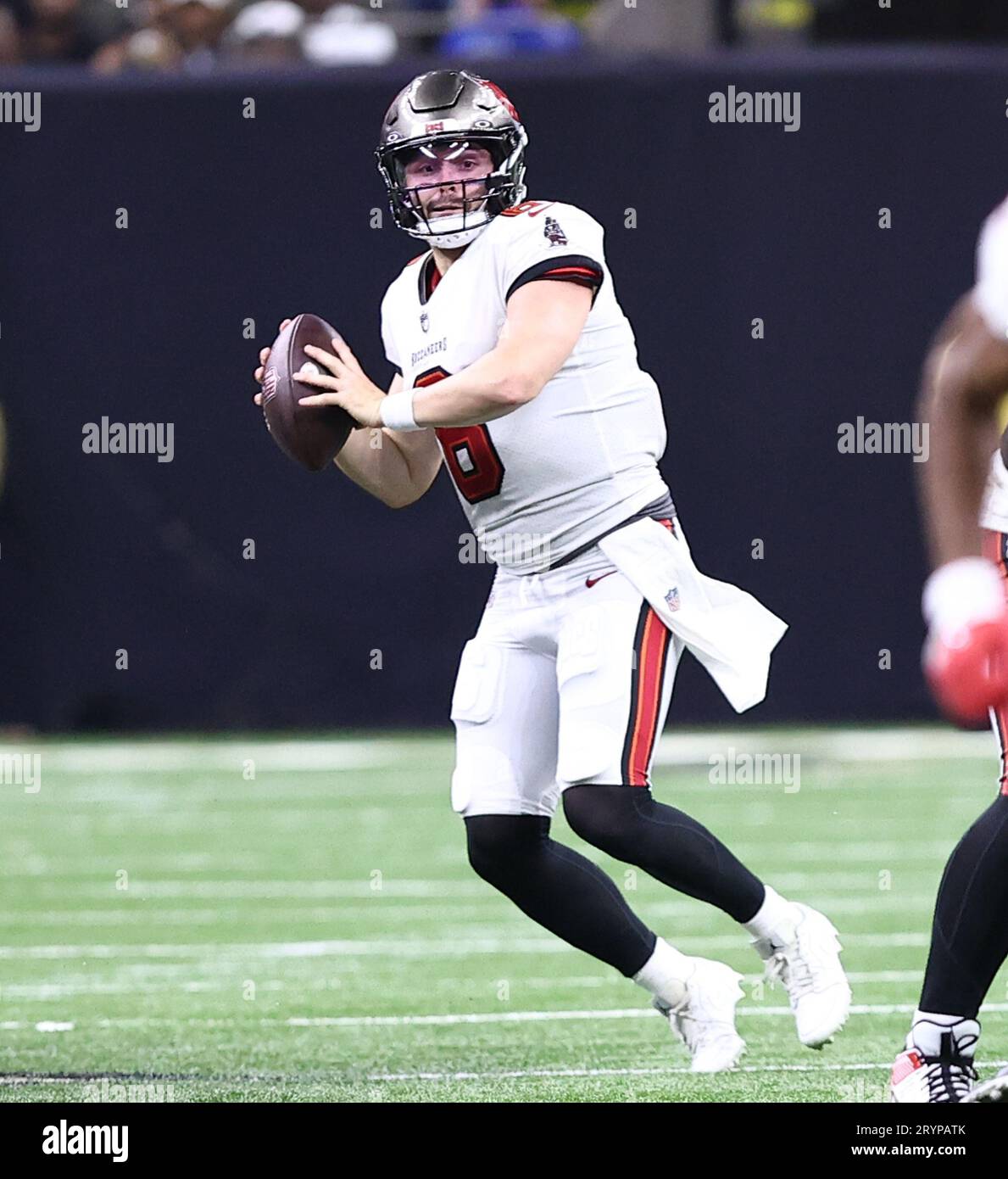 New Orleans, USA. Oktober 2023. Tampa Bay Buccaneers Quarterback Baker Mayfield (6) sucht nach einem offenen Empfänger während eines Spiels der National Football League im Caesars Superdome in New Orleans, Louisiana am Sonntag, den 1. Oktober 2023. (Foto: Peter G. Forest/SIPA USA) Credit: SIPA USA/Alamy Live News Stockfoto