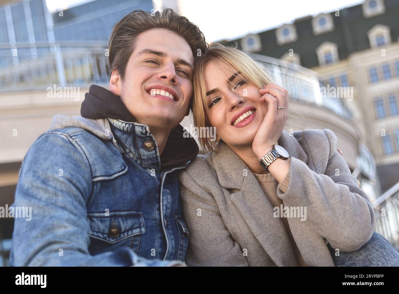 Glückliche Paare oder Freunde umarmen und Teilen einer Tablets auf der Straße Stockfoto