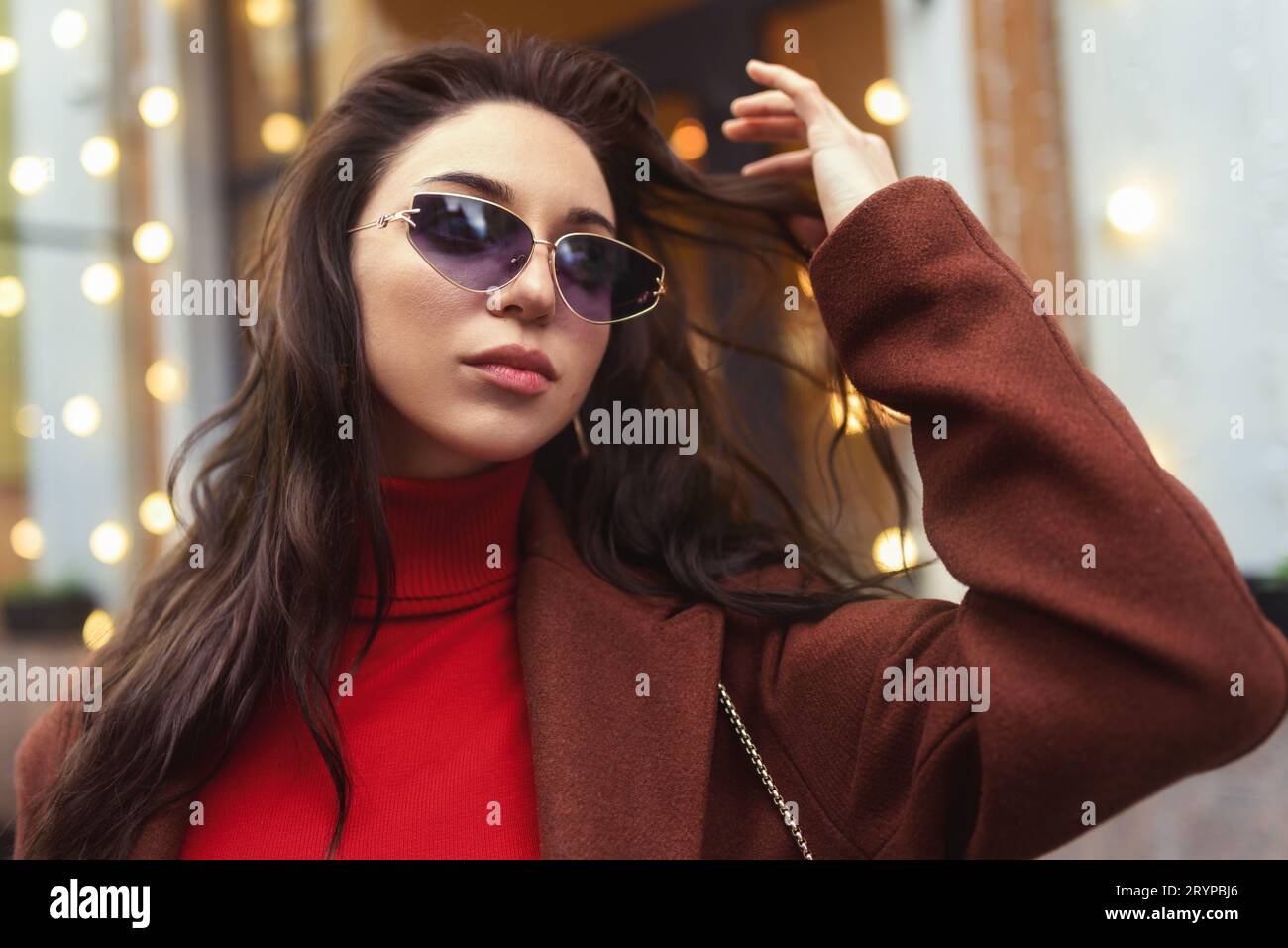 Porträt einer schönen Frau in Sonnenbrille auf der Straße. Stockfoto