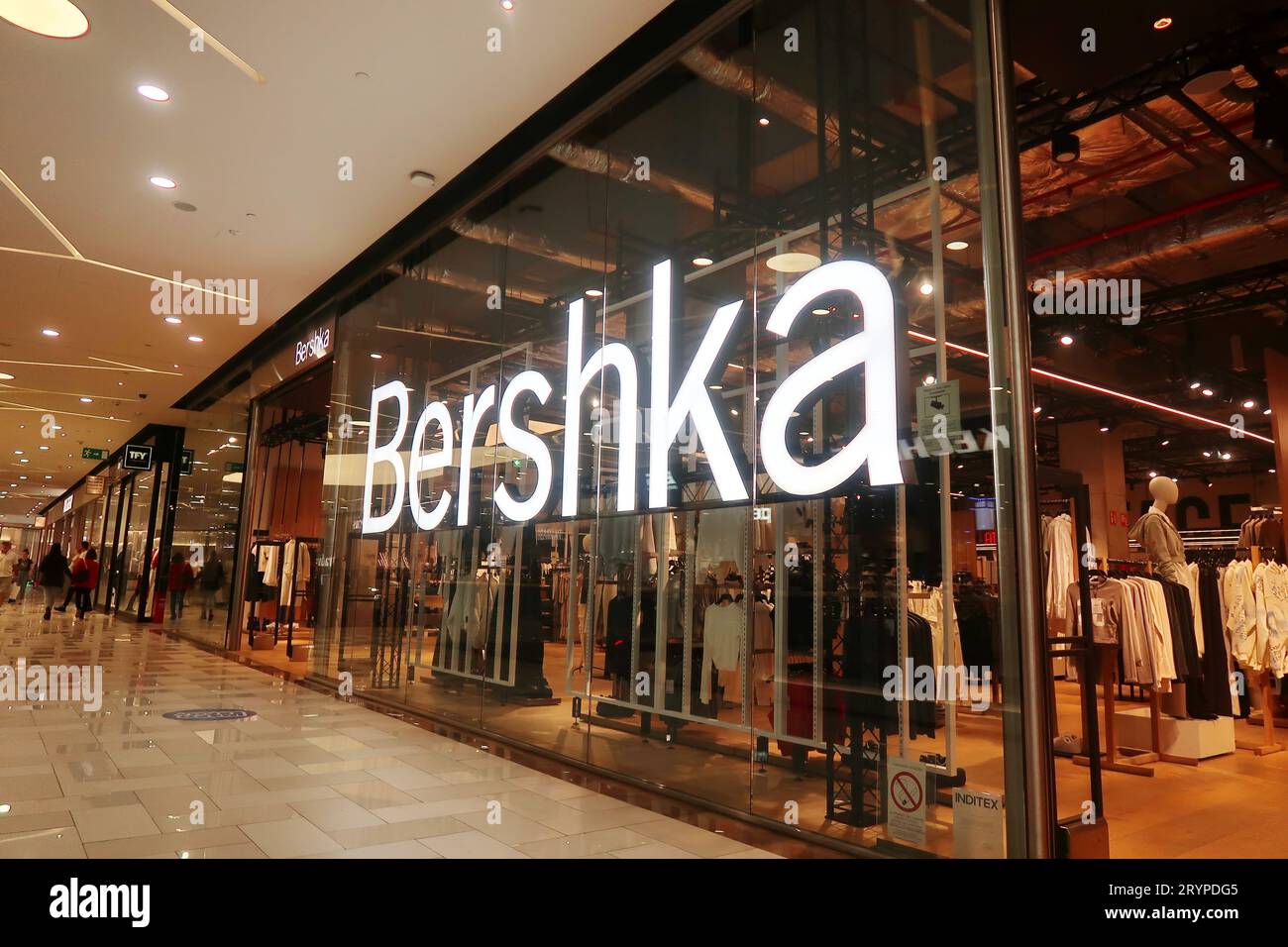 Novi Sad, Serbien 01.10.2023 Bershka-Geschäft im Einkaufszentrum Promenada Stockfoto