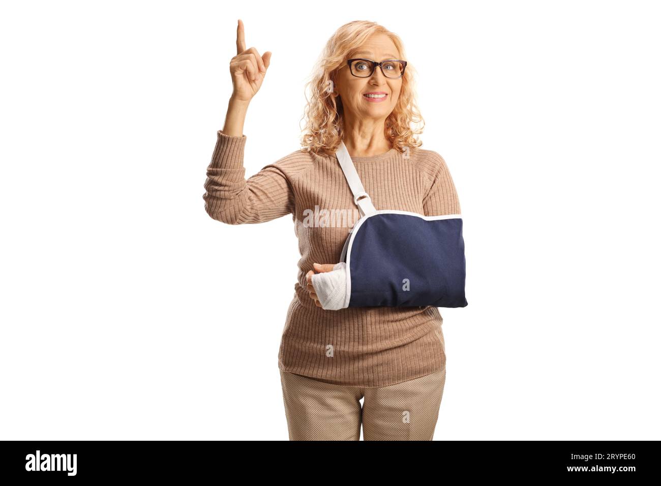 Frau mit verletztem Arm, die eine Schlinge trägt und isoliert auf weißem Hintergrund nach oben zeigt Stockfoto