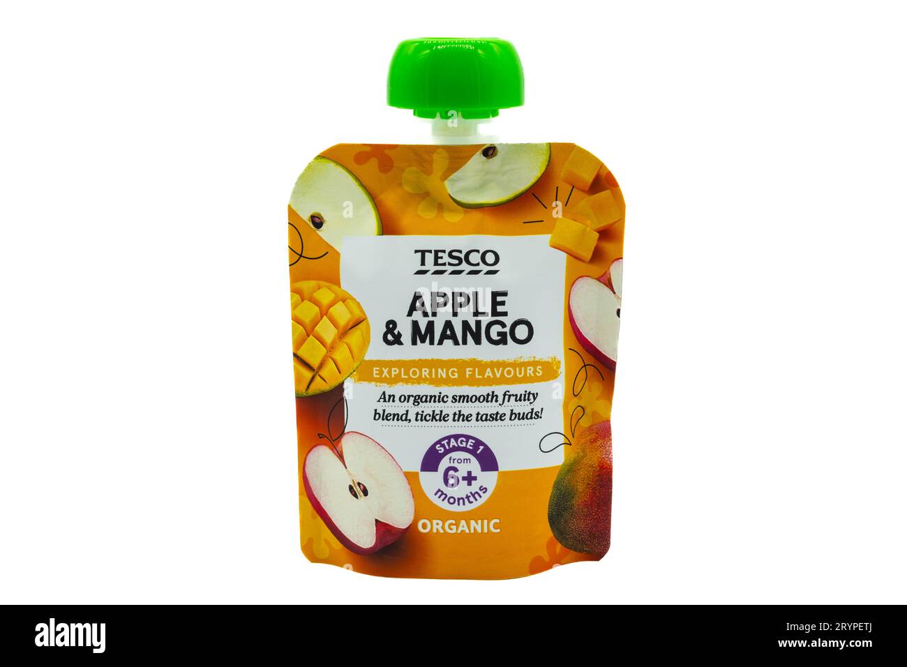Irvine, Schottland, UK-21. Juli 2023: Bio-Fruchtpüree mit Apfel- und Mangopüree mit der Marke Tesco in recycelbarer Verpackung und auf der Oberseite mit grafischen Symbolen und Symbolen Stockfoto