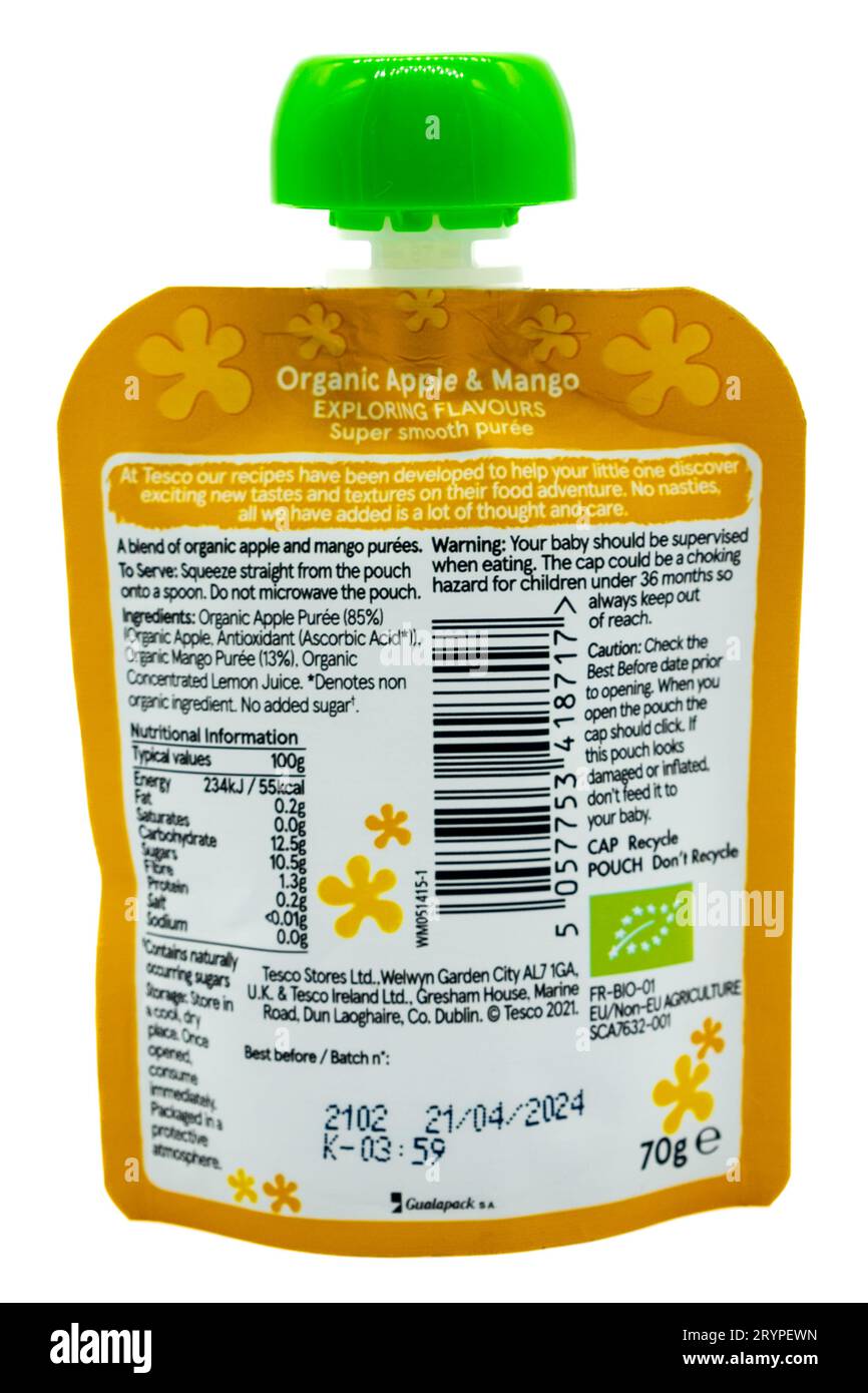 Irvine, Schottland, UK-21. Juli 2023: Bio-Fruchtpüree mit Apfel- und Mangopüree mit der Marke Tesco in recycelbarer Verpackung und auf der Oberseite mit grafischen Symbolen und Symbolen Stockfoto