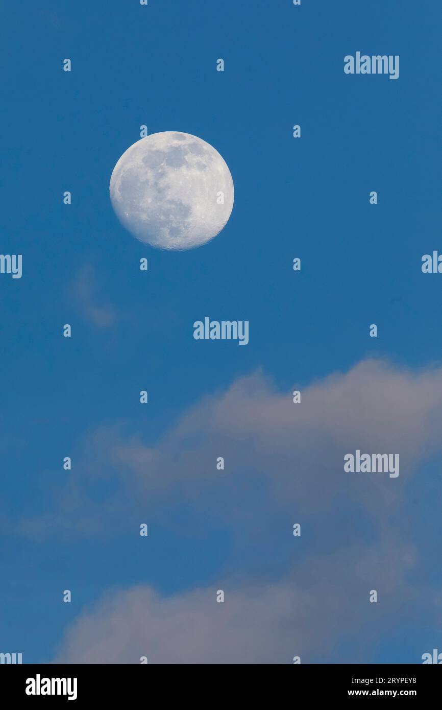 Vollmond und Wolken in der Abenddämmerung, Schweiz Stockfoto