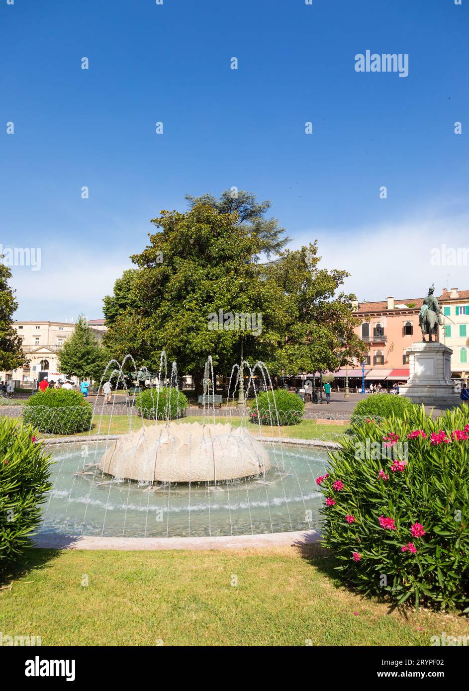 Verona, Italien - Juni 2022: Alpenbrunnen im Garten Piazza Bra. Stockfoto