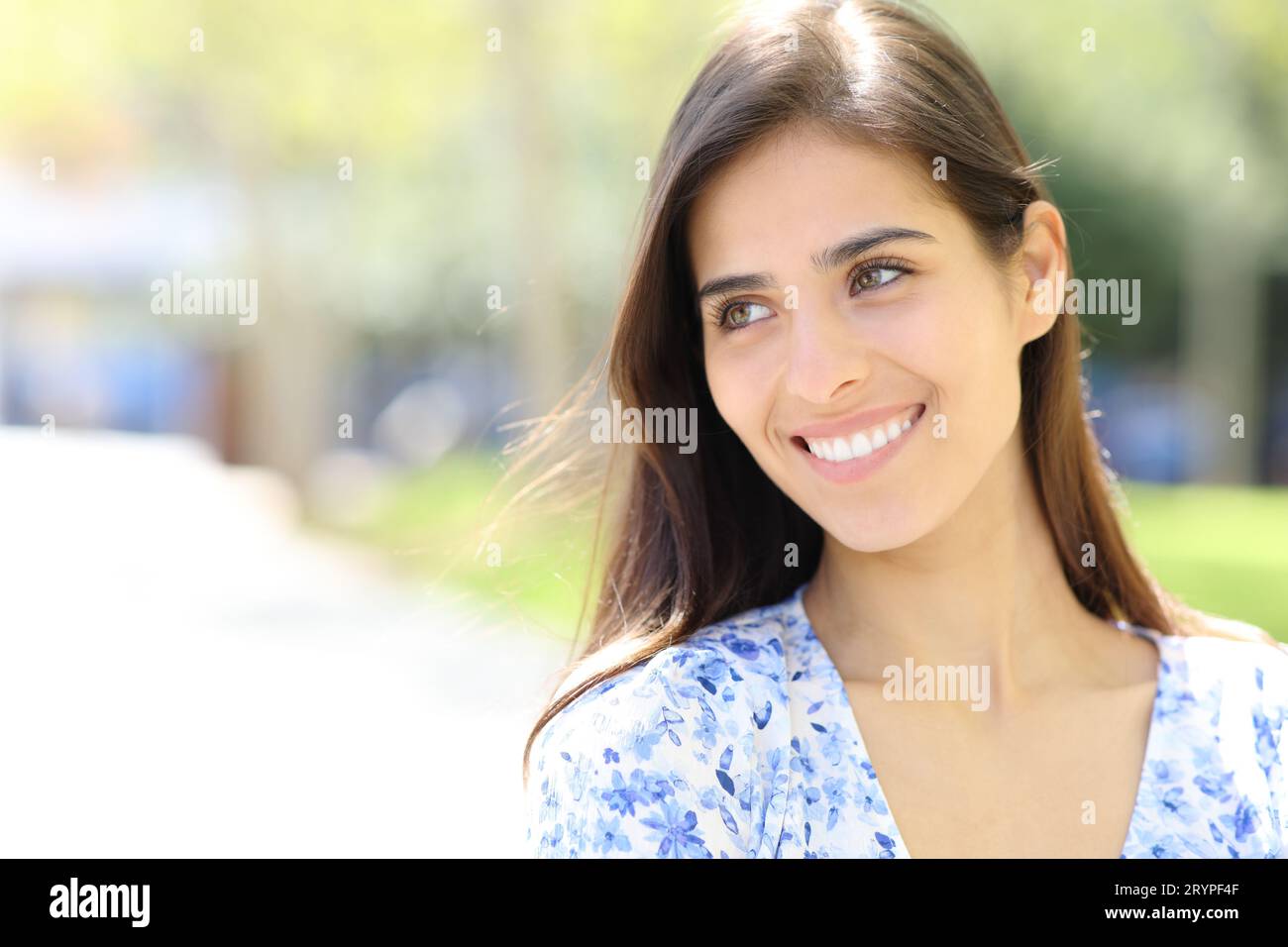 Porträt einer glücklichen Frau mit perfektem Lächeln, die auf die Straße schaut Stockfoto
