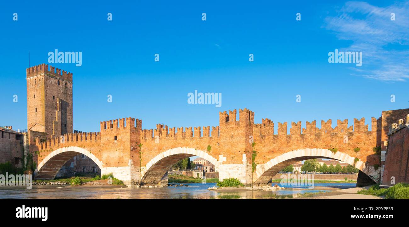 Verona, Italien. Die Castelvecchio-Brücke an der Etsch. Besichtigung der alten Burg bei Sonnenaufgang. Stockfoto