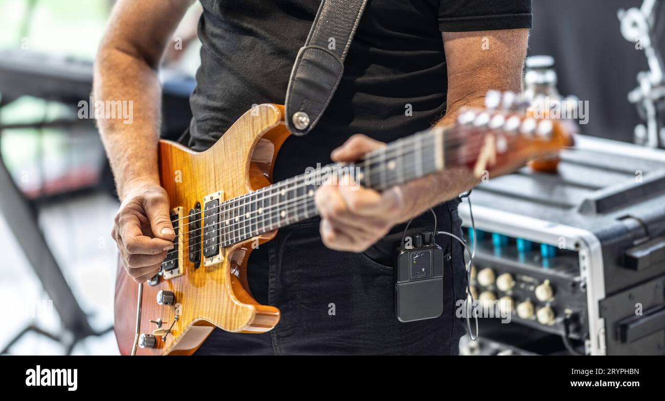 Gitarristen spielen bei einem Rock- oder Rock n Roll-Konzert. Ein Gitarrist spielt Akkorde auf einer E-Gitarre. Stockfoto