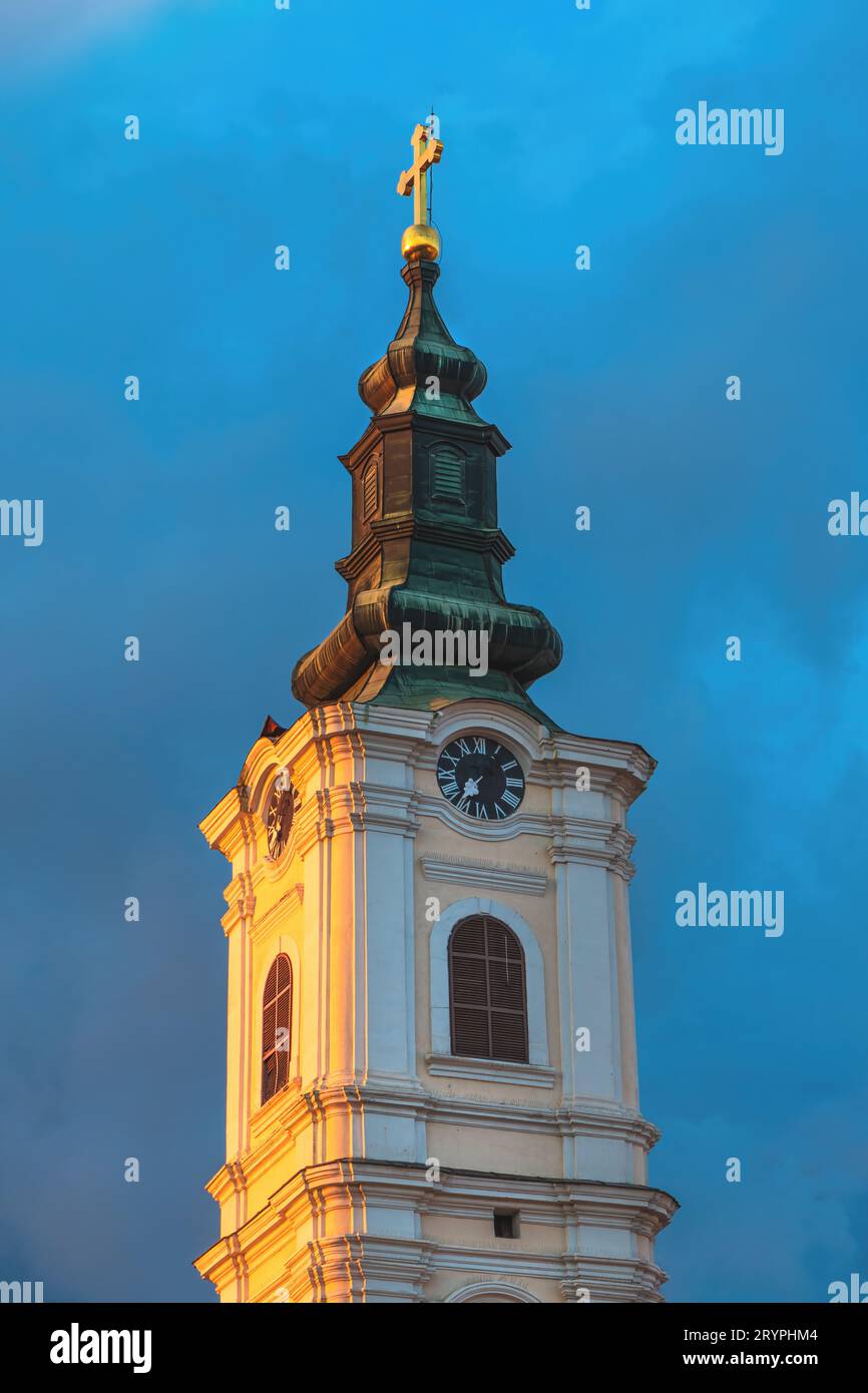Die Kirche des Heiligen Dormitio in Novi Sad, Serbien. Wunderschönes orthodoxes religiöses Gebäude im Sommer Sonnenuntergang. Selektiver Fokus. Stockfoto