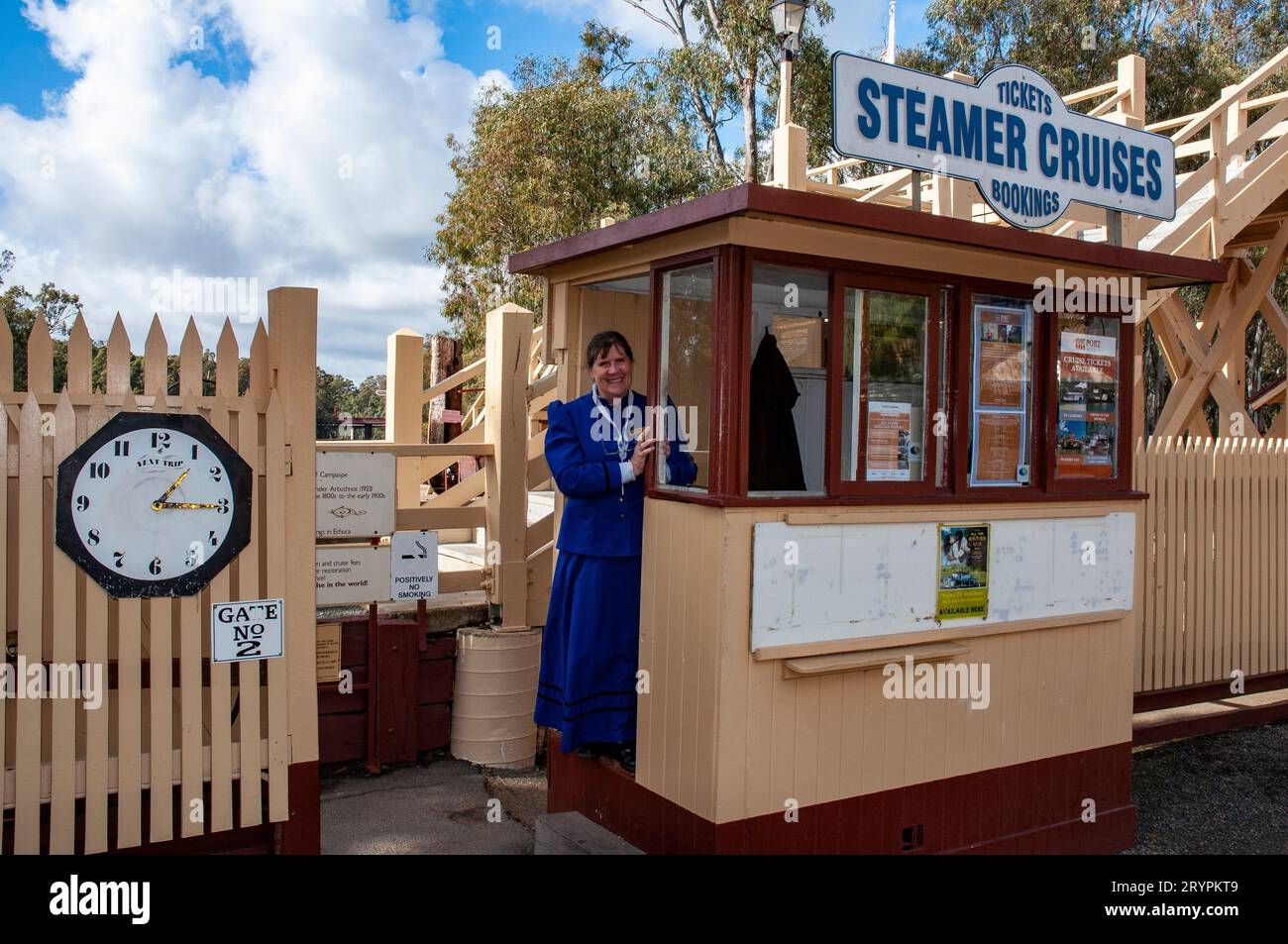 Ticketverkäufer für Bootsfahrten auf dem Murray River in Echuca, mit zeitlichem Kostüm. Stockfoto