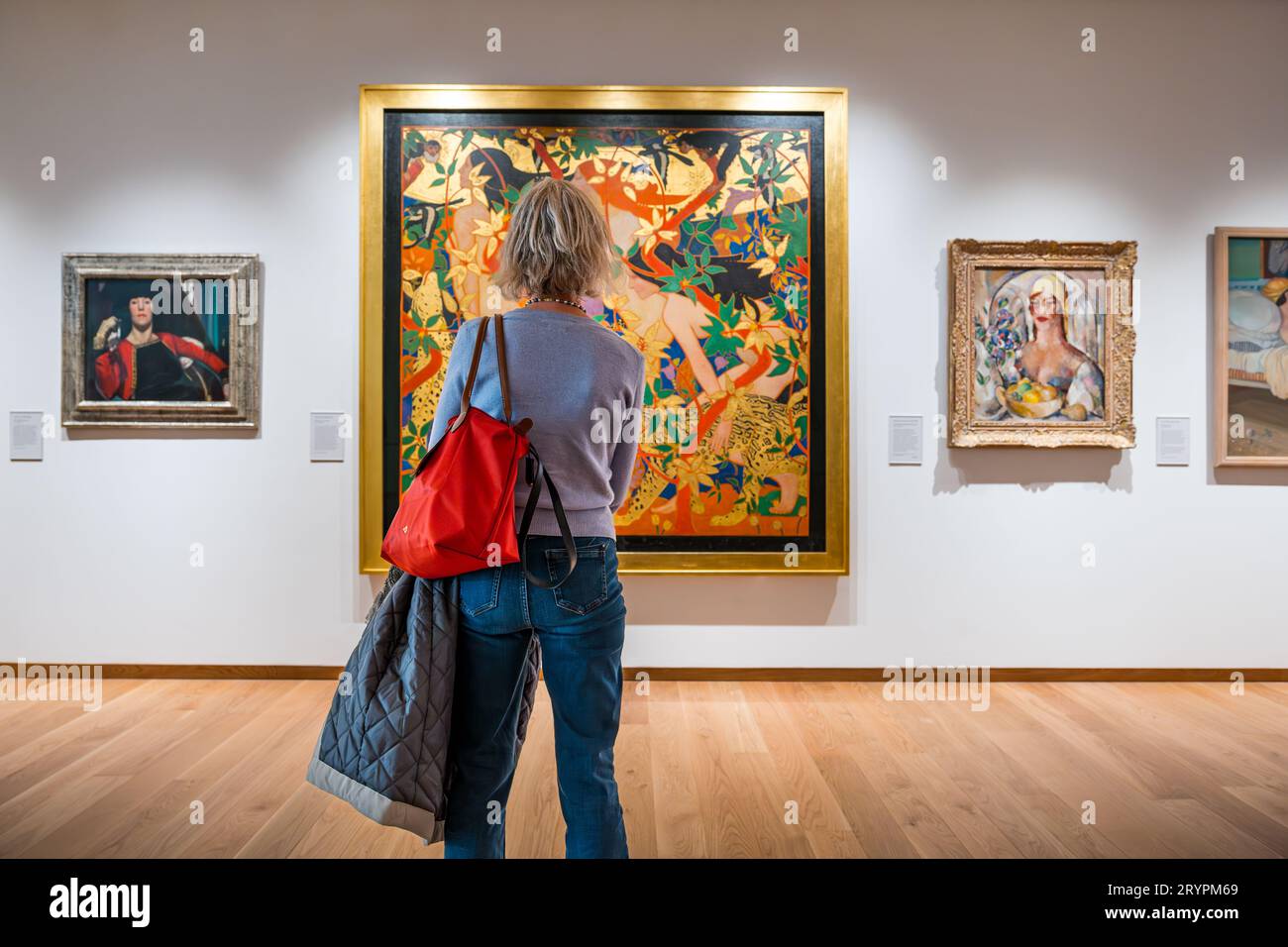 Ein Besucher, der modernistische Gemälde wie die Kunst The Hunt von Robert Burns in der National Galleries of Scotland New Extension in Edinburgh, Großbritannien, bewundert Stockfoto
