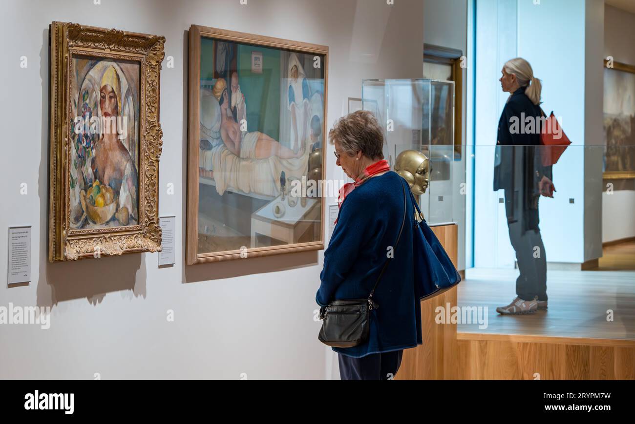 Besucher bewundern Gemälde in der neu eröffneten Erweiterung der National Galleries of Scotland in Edinburgh, Großbritannien Stockfoto