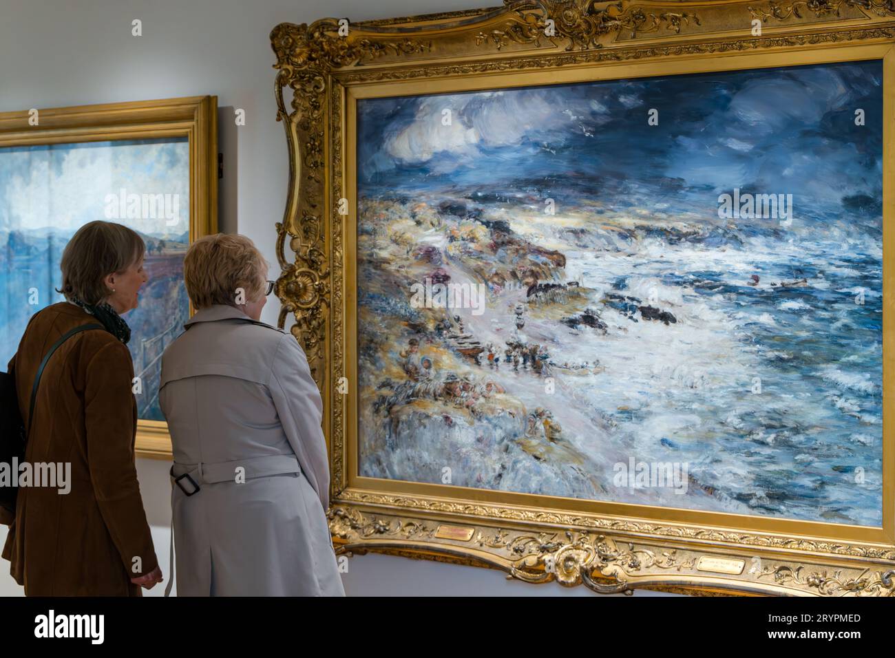 Besucher bewundern Gemälde in der neu eröffneten Erweiterung der National Galleries of Scotland in Edinburgh, Großbritannien Stockfoto
