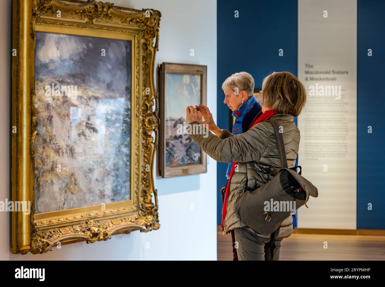 Besucher bewundern Gemälde in der neu eröffneten Erweiterung der National Galleries of Scotland in Edinburgh, Großbritannien Stockfoto