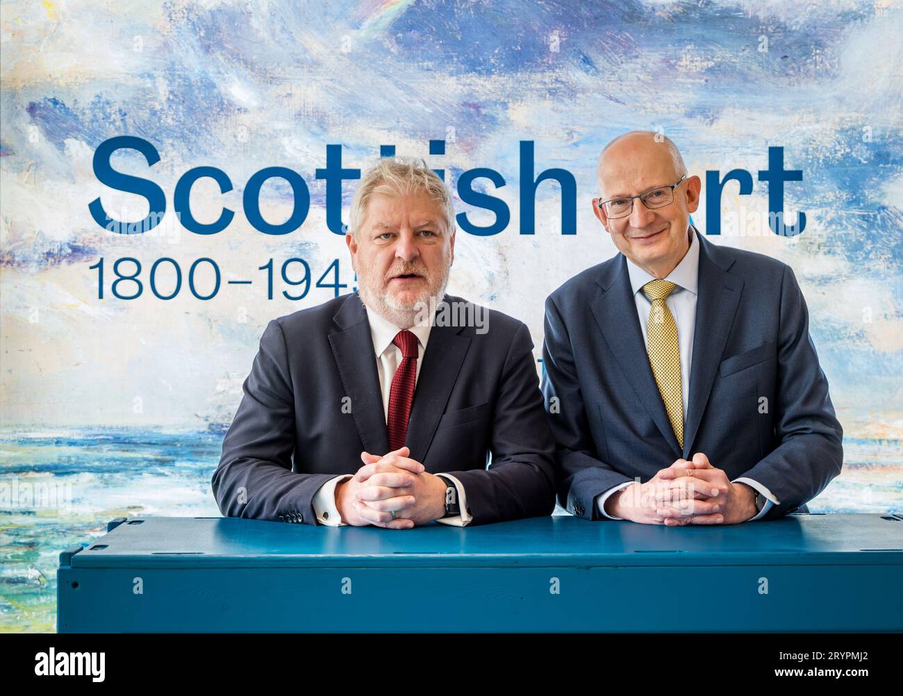 Kulturminister Angus Robertson und Sir John Leighton, Direktor der National Galleries of Scotland bei der Eröffnung der neuen Erweiterung, Edinburgh, Vereinigtes Königreich Stockfoto