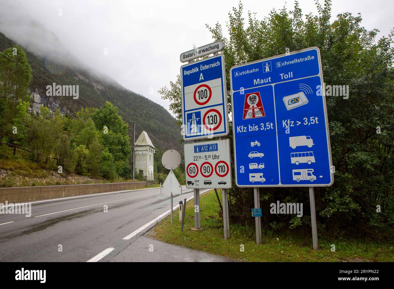 Schilder an der Grenze zwischen Deutschland und Österreich zwischen Mittenwald D und Scharnitz AUT. Grenze Deutschland-Österreich *** Schilder an der Grenze zwischen Deutschland und Österreich zwischen Mittenwald D und Scharnitz AUT Grenze Deutschland Österreich Credit: Imago/Alamy Live News Stockfoto