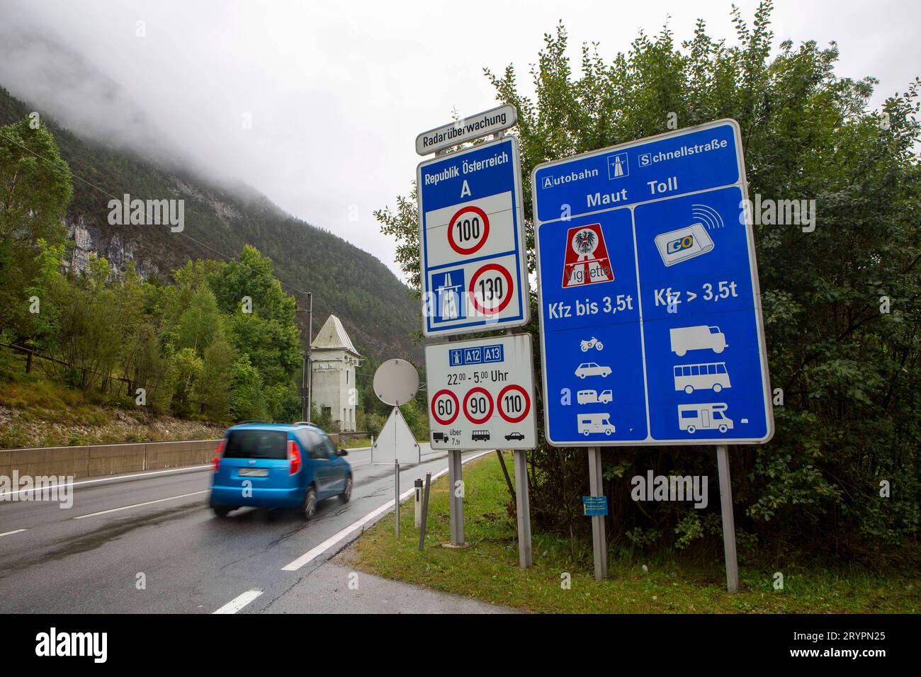 Schilder an der Grenze zwischen Deutschland und Österreich zwischen Mittenwald D und Scharnitz AUT. Grenze Deutschland-Österreich *** Schilder an der Grenze zwischen Deutschland und Österreich zwischen Mittenwald D und Scharnitz AUT Grenze Deutschland Österreich Credit: Imago/Alamy Live News Stockfoto