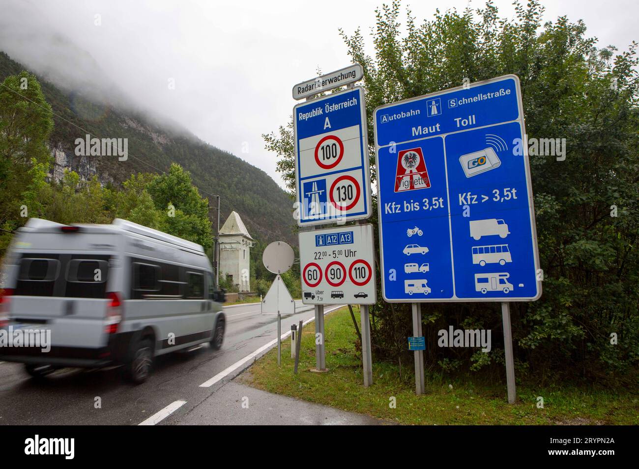 Schilder an der Grenze zwischen Deutschland und Österreich zwischen Mittenwald D und Scharnitz AUT. Grenze Deutschland-Österreich *** Schilder an der Grenze zwischen Deutschland und Österreich zwischen Mittenwald D und Scharnitz AUT Grenze Deutschland Österreich Credit: Imago/Alamy Live News Stockfoto