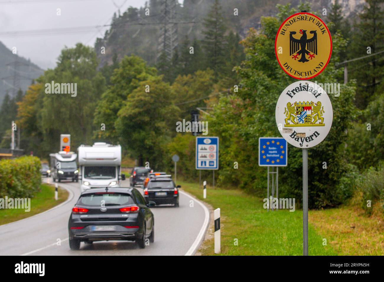 Schilder an der Grenze zwischen Deutschland und Österreich zwischen Mittenwald D und Scharnitz AUT. Grenze Deutschland-Österreich *** Schilder an der Grenze zwischen Deutschland und Österreich zwischen Mittenwald D und Scharnitz AUT Grenze Deutschland Österreich Stockfoto