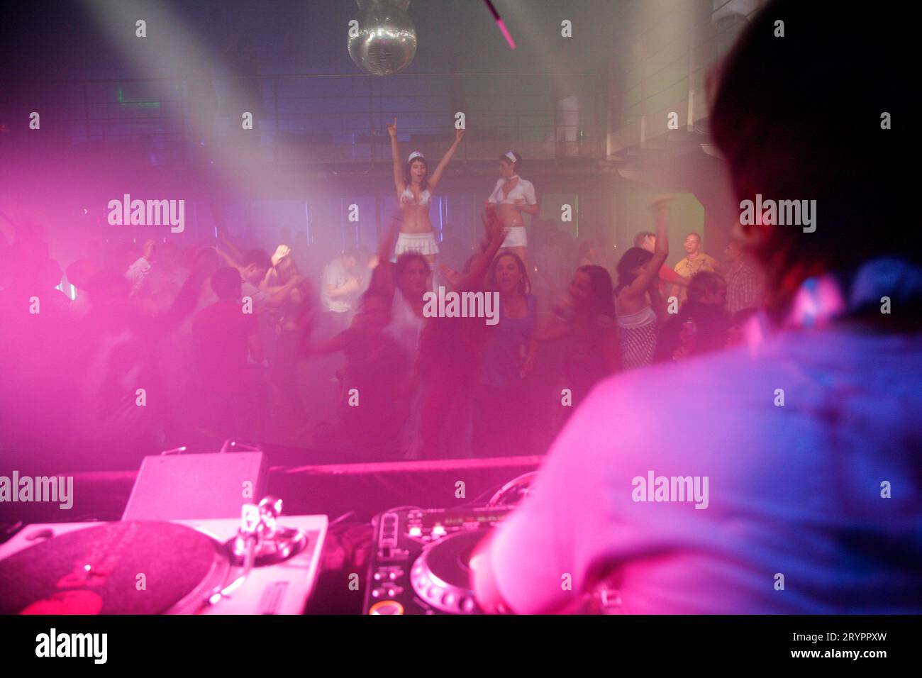 Leute tanzen im Duplex Nachtclub, Nove Mesto, Prag, Tschechische Republik. Stockfoto