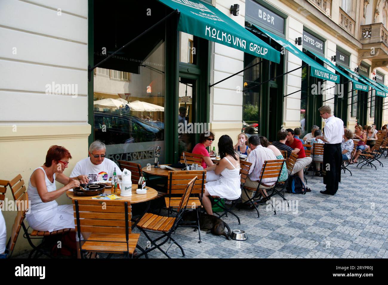 Leute sitzen im Kolkowna Café und Restaurant in der Vezenska Straße, Josefov, Prag, Tschechische Republik. Stockfoto