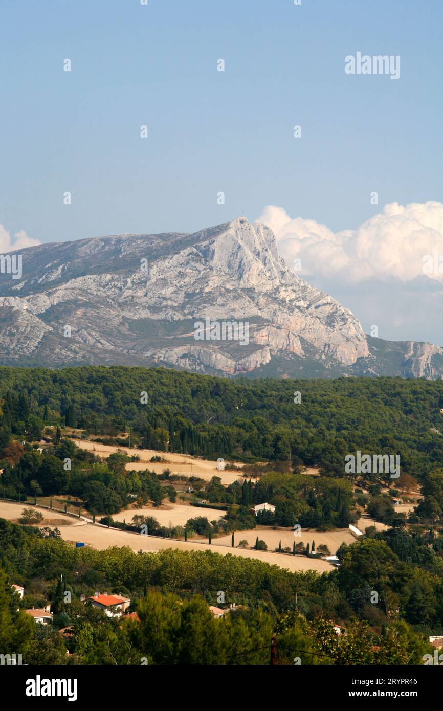 Blick auf Montagne Sainte-Victoire, die früher eines der Lieblingsthemen von Cezanne. Aix-En-Provence, Provence, Frankreich. Stockfoto