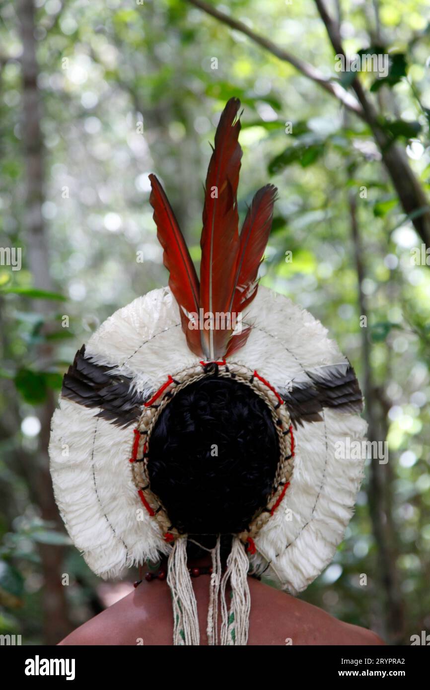 Detail des Kostüms der Pataxo-Indianer in der Reserva Indigena da Jaqueira in der Nähe von Porto Seguro, Bahia, Brasilien. Stockfoto