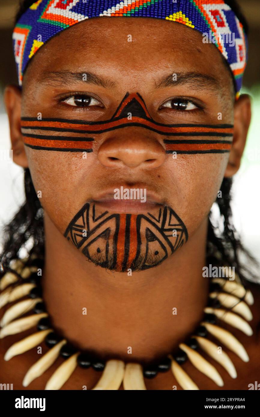 Porträt eines indischen Pataxo in der Reserva Indigena da Jaqueira in der Nähe von Porto Seguro, Bahia, Brasilien. Stockfoto