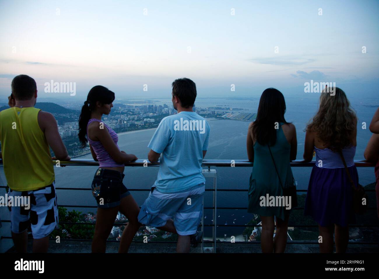 Menschen auf dem Pao Asucar oder Zuckerhut Berg mit Blick über die Stadt Rio De Janeiro, Brasilien. Stockfoto